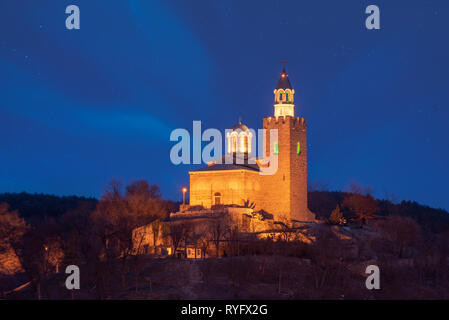 Schönen blick auf den beleuchteten mittelalterlichen Tsarevets Festung in Veliko Tarnovo, Bulgarien nachts. Die berühmte historische Hauptstadt. Panorama. Stockfoto