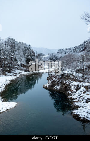 Fluss in Ogimachi Dorf auf Winter und Bewölkter Tag Stockfoto