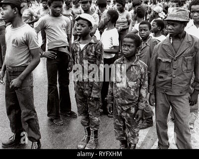 Kinder in der MPLA-Parade, Luanda, Angola Stockfoto