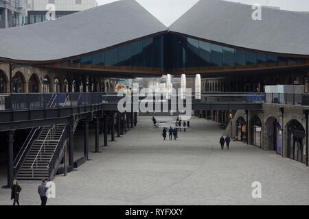 Leute einkaufen bei Kohle Tropfen Hof im Kings Cross sanierungsgebiet von London UK Stockfoto