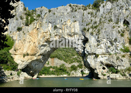 Vallon-Pont-d'Arc (Frankreich): Die große natürliche Brücke Pont d'Arc, geschnitzt von der Ardeche Fluss, ist 60 m breit und 54 m hoch. Kanus und Stockfoto