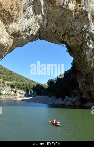 Vallon-Pont-d'Arc (Frankreich): Die große natürliche Brücke Pont d'Arc, geschnitzt von der Ardeche Fluss, ist 60 m breit und 54 m hoch. Kanus und Stockfoto