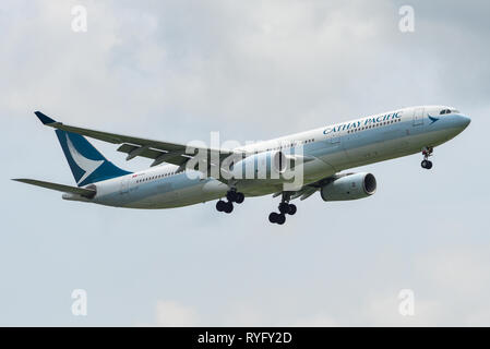 Bangkok, Thailand - 17.September 2018. Ein Airbus A330-300 der Cathay Pacific Flugzeug Landung in Bangkok Suvarnabhumi Airport (BKK). Stockfoto