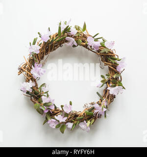 Feder Kranz mit Blumen. Kreative flach. Ansicht von oben. Frohe Ostern. Stockfoto