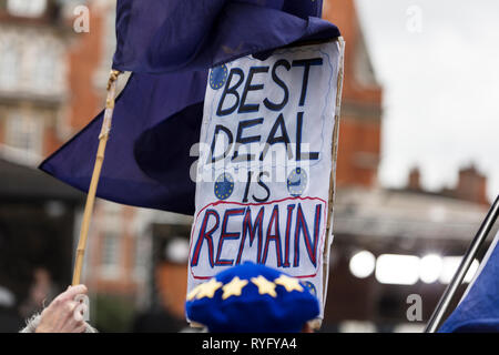 Anti brexit Unterstützer holding Banner in Westminster Stockfoto