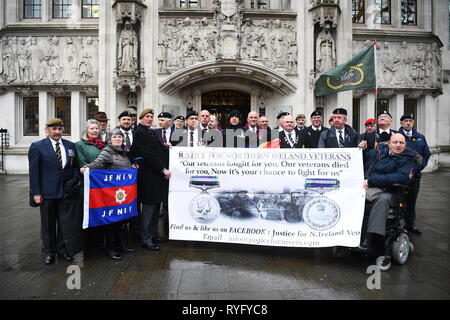 Die Mitglieder des Gerichtshofs von Nordirland Veteranen Gruppe außerhalb der Supreme Court in London, die für die neuesten Anhörung im Veteran Dennis hutching's Challenge gegen die Entscheidung, seinen Versuch über einen Vorfall in Nordirland während der Mühen, ohne eine Jury halten. Stockfoto