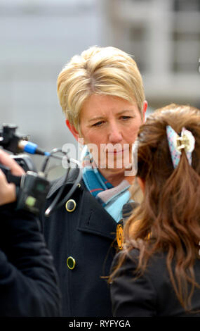 Angela Smith MP (Ex-Arbeit, jetzt unabhängige Gruppe: Penistone und Stocksbridge) auf College Green, Westminster, 13. März 2019 interviewt Stockfoto