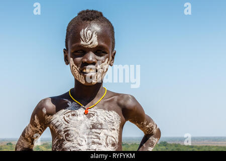 Omo Valley, Korcho Dorf, Äthiopien - Dezember 09, 2013: Unbekannter Karo Junge in der Nähe des Korcho Dorf im Omo Valley. Stockfoto