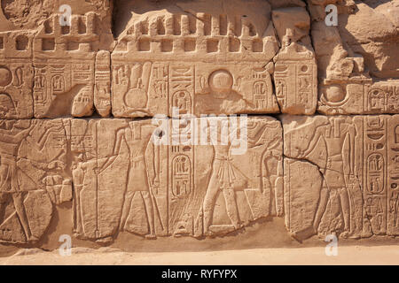 Antike Ägyptische Schnitzereien. Luxor, Ägypten. Stockfoto