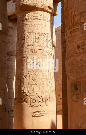 Antike Ägyptische Schnitzereien auf Tempel Spalten in Luxor, Ägypten. Stockfoto