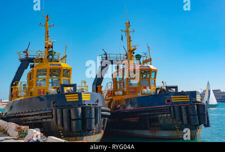 Zwei Schlepper Boot steht bereit, Schiffe im Hafen von Bari zu helfen Stockfoto