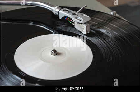 Closeup Turntable Player spielen Vinyl Disc aufzeichnen. Fokus auf Nadel Patrone Headshell. Hifi Sound System Stockfoto