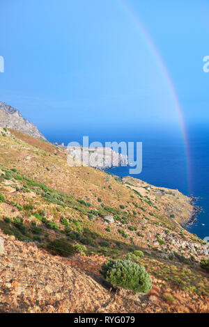 Wild hügelige Küste von Kreta Insel nach einem Regen mit einem Regenbogen Stockfoto