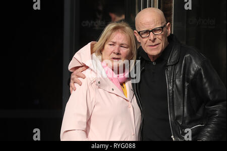 Linda Nash, dessen jüngster Bruder William Nash auf blutige Sonntag mit Eamonn McCann starb in der Guildhall vor der Ansage, ob 17 ehemaligen britischen Soldaten und zwei ehemalige Mitglieder der Official IRA in Verbindung mit den Ereignissen des Bloody Sunday in der Stadt im Januar 1972 verfolgt wird. Stockfoto