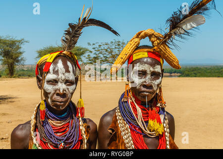 Omo Valley, Korcho Dorf, Äthiopien - Dezember 09, 2013: Unbekannter Karo Frauen in der Nähe des Korcho Dorf im Omo Valley. Stockfoto