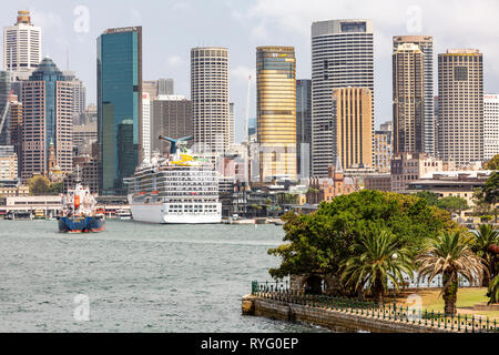 Carnival Legend Kreuzfahrt Schiff vertäut am Circular Quay und Blick auf Sydney Office Center und Hochhäuser, Sydney, Australien Stockfoto