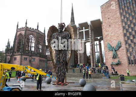 Ein Messer Engel Skulptur, aus 100.000 beschlagnahmte Messer, ist in der Kathedrale von Coventry installiert. Die 27 Meter hohe Kunstwerk, geschaffen von der Künstlerin Alfie Bradley, beginnt seinen Wohnsitz an der Kathedrale bis April 23' als physische Erinnerung an die Auswirkungen von Gewalt und Aggression". Coventry Cathedral, Priory Street, Coventry. Stockfoto