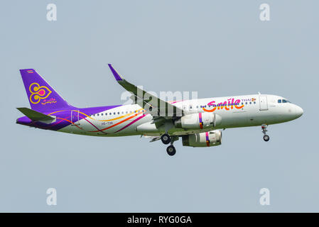 Bangkok, Thailand - 17.September 2018. Ein Airbus A320 Flugzeug von Thai Lächeln Landung in Bangkok Suvarnabhumi Airport (BKK). Stockfoto