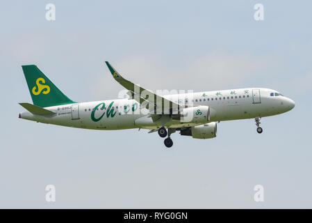 Bangkok, Thailand - 17.September 2018. Ein Airbus A320 Flugzeug von Spring Airlines Landung in Bangkok Suvarnabhumi Airport (BKK). Stockfoto