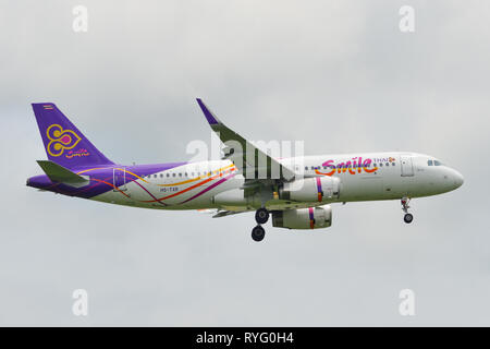 Bangkok, Thailand - 17.September 2018. Ein Airbus A320 Flugzeug von Thai Lächeln Landung in Bangkok Suvarnabhumi Airport (BKK). Stockfoto