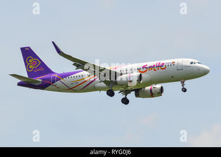 Bangkok, Thailand - 17.September 2018. Ein Airbus A320 Flugzeug von Thai Lächeln Landung in Bangkok Suvarnabhumi Airport (BKK). Stockfoto