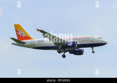 Bangkok, Thailand - 17.September 2018. Ein Airbus A319 Flugzeug der Druk Air-Royal Bhutan Fluglinien landen auf dem Flughafen Bangkok Suvarnabhumi (BKK). Stockfoto