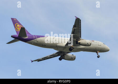 Bangkok, Thailand - 17.September 2018. Ein Airbus A320 Flugzeug von Thai Lächeln Landung in Bangkok Suvarnabhumi Airport (BKK). Stockfoto