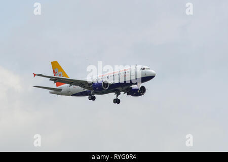 Bangkok, Thailand - 17.September 2018. Ein Airbus A319 Flugzeug der Druk Air-Royal Bhutan Fluglinien landen auf dem Flughafen Bangkok Suvarnabhumi (BKK). Stockfoto