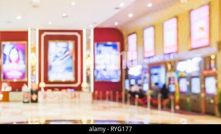 Blur von Unschärfe-effekten im Hintergrund der Menschen kaufen Ticket im Film oder Kino Lounge. Stockfoto