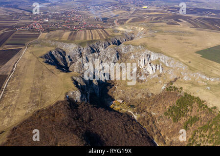 Luftaufnahme von einer tiefen Schlucht aus Kalkstein aus einer Drohne Stockfoto