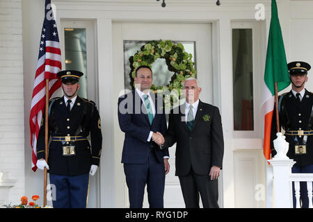 Taoiseach Leo Varadkar (Mitte, links) kommt für ein Frühstück Treffen mit US-Vizepräsident Mike Pence (Mitte rechts) an seinem Amtssitz in Washington DC. Stockfoto