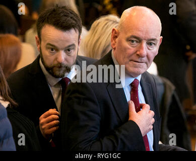 SDLP Führer Colum Eastwood (links) und neuen Fine Gael MEP Kandidat Mark Durkan bei einer Pressekonferenz in der Guildhall in Londonderry, nachdem die Staatsanwaltschaft angekündigt, dass ein Soldat Gesicht wird die Strafverfolgung für die Morde von James Wray und William McKinney und die versuchte Morde von Joseph Friel, Michael Quinn, Joe Mahon und Patrick O auf der Blutige Sonntag würde in der Stadt im Januar 1972 Onnell. Stockfoto