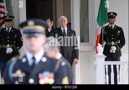 US-Vizepräsident Mike Pence Wellen in Richtung Taoiseach Leo Varadkar (unsichtbar), der sich zu einem offiziellen Besuch in den Vereinigten Staaten, als er kommt für ein Frühstück auf der offiziellen Residenz des VP in Washington DC. Stockfoto