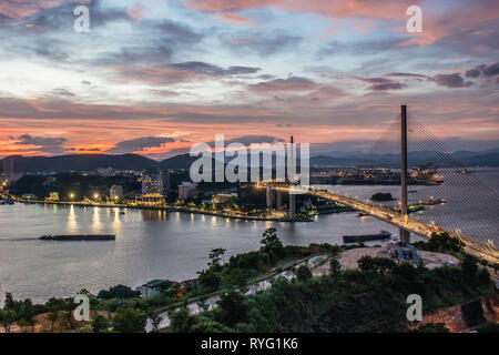 Sonnenuntergang in Halong City, Provinz Quang Ninh, Vietnam Stockfoto