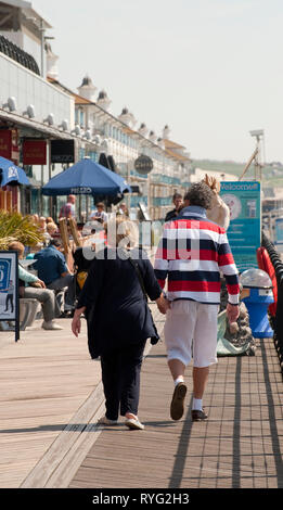 Menschen zu Fuß entlang der Promenade in Brighton Marina, Sussex, England. Stockfoto