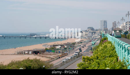 Metall Geländer entlang der Promenade in der Küstenstadt Brighton, Sussex, England führt. Stockfoto