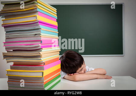 Grundschüler und Lehrbücher Stockfoto