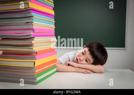 Grundschüler und Lehrbücher Stockfoto