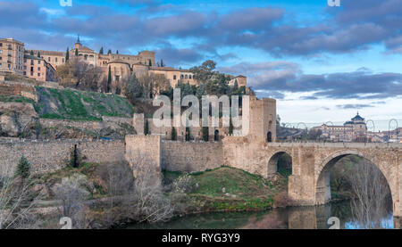 Toledo Stadtbild Panorama, Alcantara Brücke über den Tejo (Tajo) River, Gate und die Stadtmauern. UNESCO-Weltkulturerbe. Stockfoto
