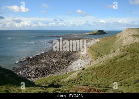 Überblick über den Kopf des Wurms mit dem Causeway, verbindet ihn mit dem Festland ausgesetzt bei Ebbe, Rhossili, die Halbinsel Gower, Wales, Großbritannien, Oktober Stockfoto