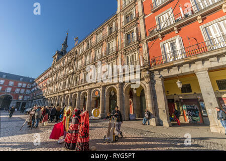 Madrid, Spanien - 22. Dezember 2017: Mannequins mit Flamenco und Stierkämpfer traditionelle Kostüme für Touristen Phot stand Requisiten am Plaza Mayor zu stellen Stockfoto