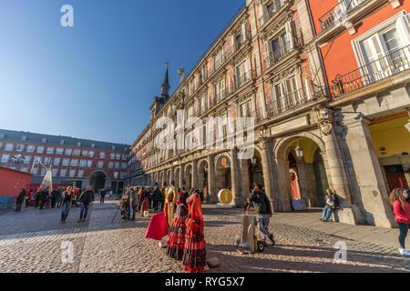 Madrid, Spanien - 22. Dezember 2017: Mannequins mit Flamenco und Stierkämpfer traditionelle Kostüme für Touristen Phot stand Requisiten am Plaza Mayor zu stellen Stockfoto