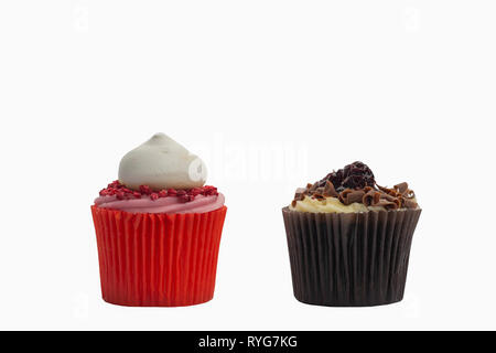 Cupcake in rotes Papier Fall mit rosa Zuckerguss und Himbeere auf der Oberseite und Schokolade Schwarzwald fairy Cake auf Weiß, selektiven Fokus Stockfoto