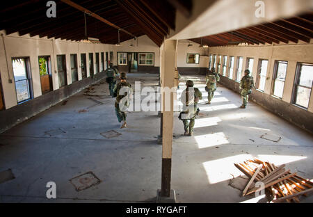 Gruppe von Polizisten in einem Gebäude während einer Übung im Training. Stockfoto