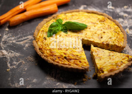 Frische hausgemachte Vollkorn Karotte Quiche Stockfoto