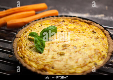Frische hausgemachte Vollkorn Karotte Quiche Stockfoto