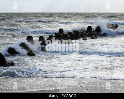 Tetrapods aus Beton schützen den Strand auf der deutschen Insel Sylt Stockfoto