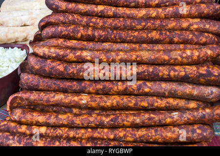 Hausgemachte Wurst aus Schweinefleisch geräuchert und getrocknet auf dem Tisch stehen zum Verkauf. Stockfoto