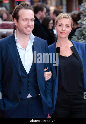 Nov 30, 2014 - London, England, UK-Get Santa UK Premiere - Ankünfte, Vue West End, den Leicester Square Foto zeigt: Rafe Spall; Elize du Toit Stockfoto