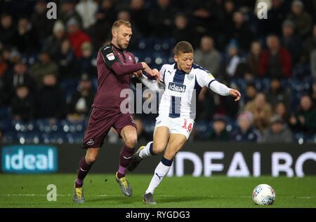 West Bromwich Albion Dwight Gayle läuft mit Ziel von Swansea City Mike Van der Hoorn während der Sky Bet Championship Match in West Bromwich, West Bromwich herausgefordert. Stockfoto